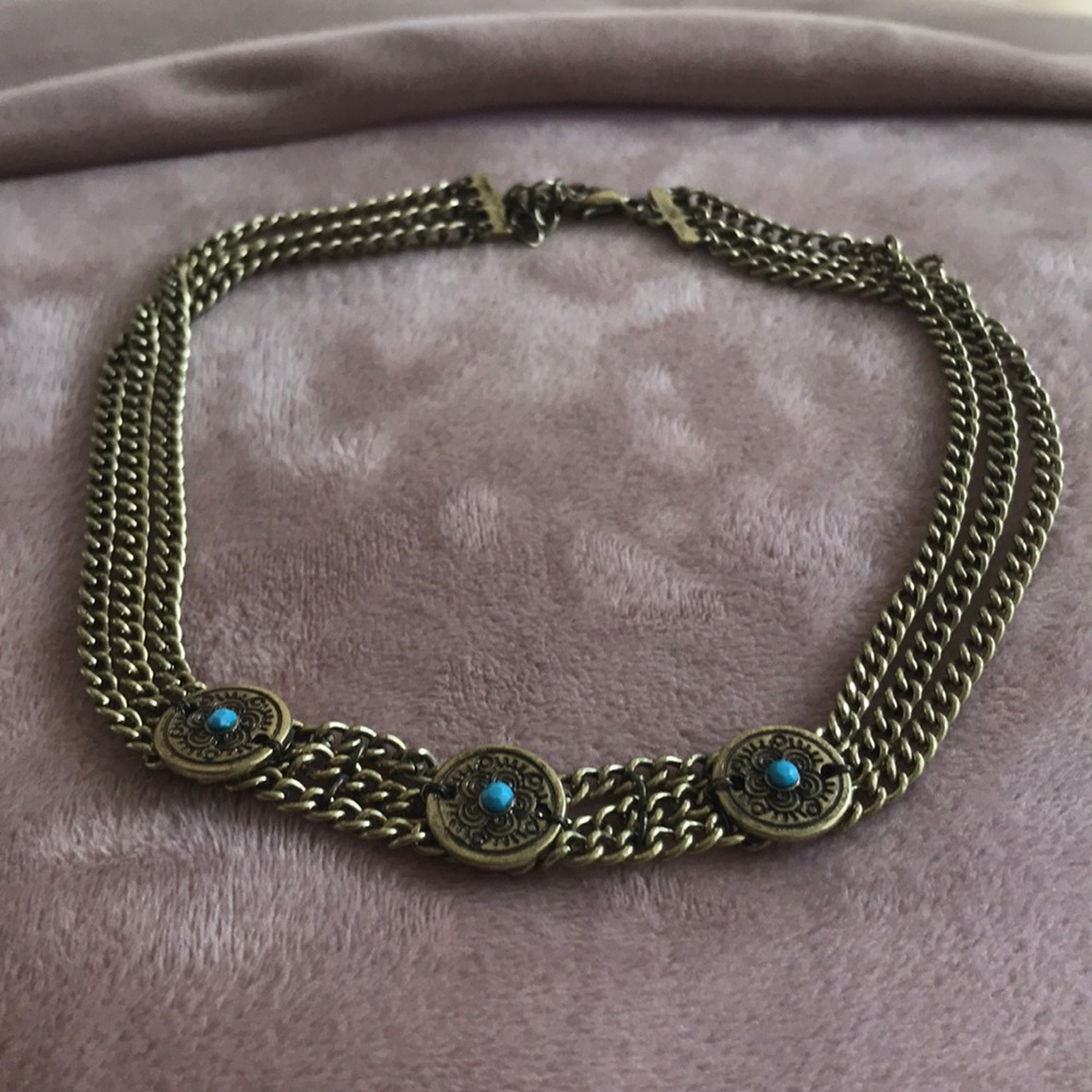 Gold chocker with detail.